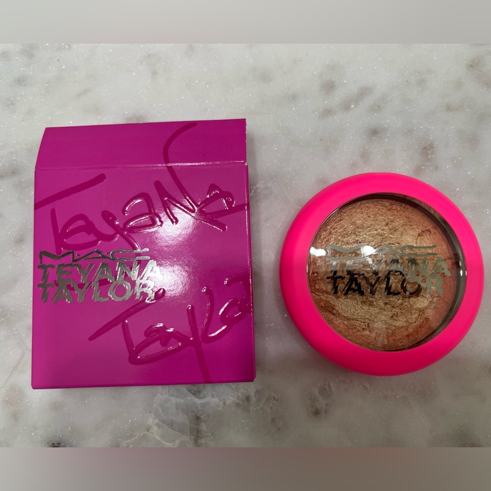 MAC Cosmetics Mineralize Skinfinish (Shade: House of Petunia)